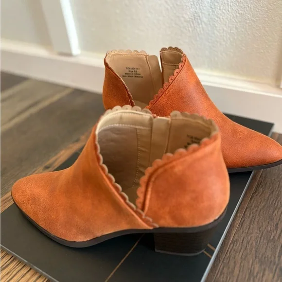 Crown Vintage Rust Scallop Trim Ankle Booties – Size 8.5 New - Picture 7 of 11